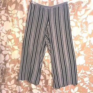 Rd. Ladies Black White Stripe Wide Leg Pull on Pants. Size Large.
